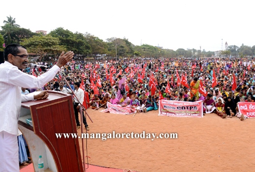 Beedi workers take out massive rally 1